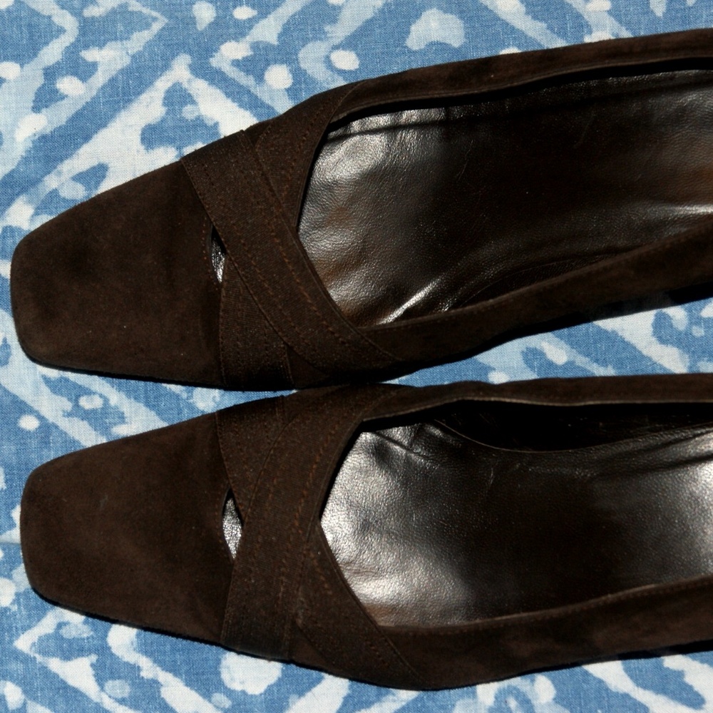 Vintage Stuart Weitzman Brown Suede low heels 8.5